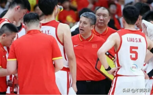 青训断层战术僵化，中后卫协防如何拯救球队低谷？